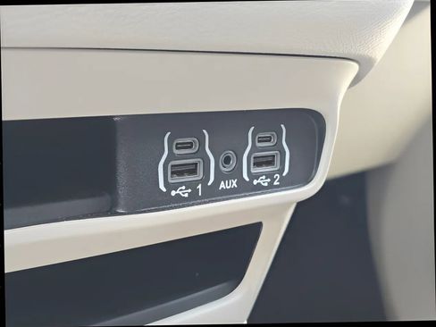 Used 2024 Chrysler Pacifica Touring-L FWD image 29