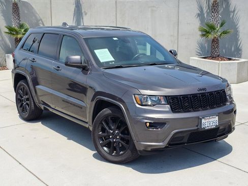 Used 2018 Jeep Grand Cherokee Altitude image 2