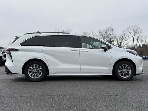 Used 2023 Toyota Sienna XLE image 4