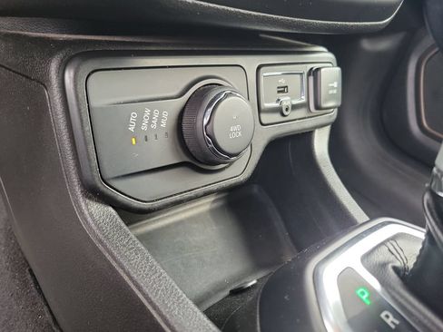 Used 2023 Jeep Renegade Latitude AWD/4WD image 38
