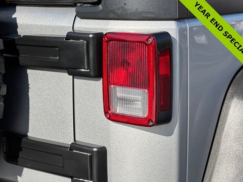 Used 2015 Jeep Wrangler Unlimited Rubicon image 25