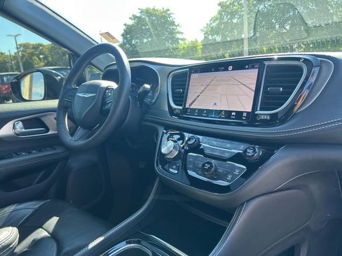 Used 2024 Chrysler Pacifica Limited w/ S Appearance Package image 24