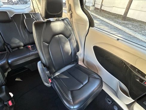 Certified 2023 Chrysler Pacifica Touring-L FWD image 14
