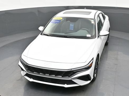 Certified 2025 Hyundai Elantra SEL image 42