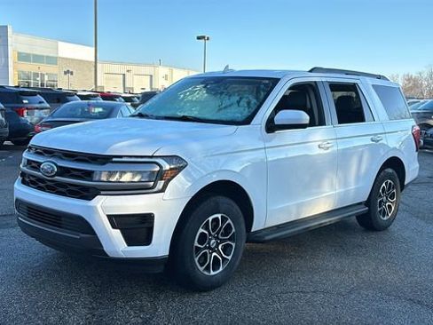 Used 2024 Ford Expedition XLT AWD/4WD image 2