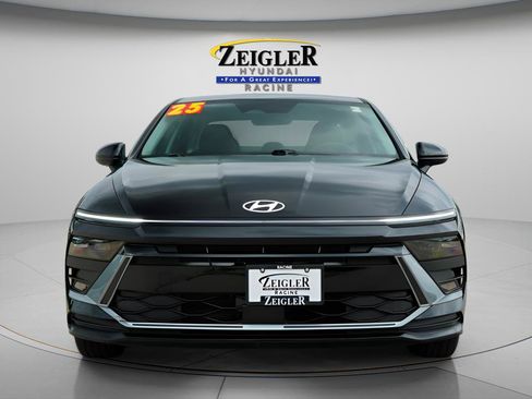 Certified 2025 Hyundai Sonata SE FWD image 2