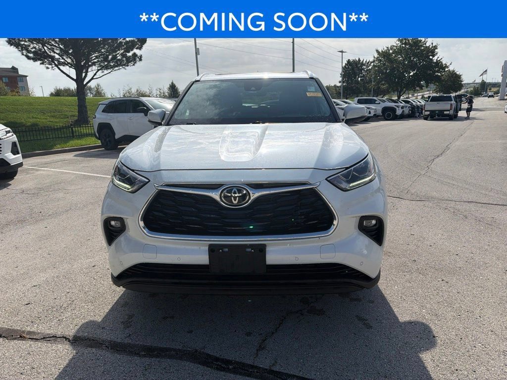 Used 2021 Toyota Highlander Limited AWD/4WD image 2