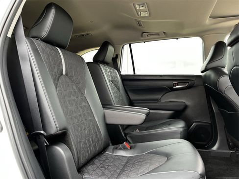Used 2025 Toyota Highlander XLE image 27