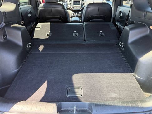 Used 2019 Jeep Cherokee Latitude Plus w/ Cold Weather Group AWD/4WD image 21