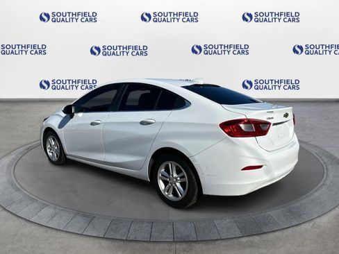 Used 2017 Chevrolet Cruze LT image 4