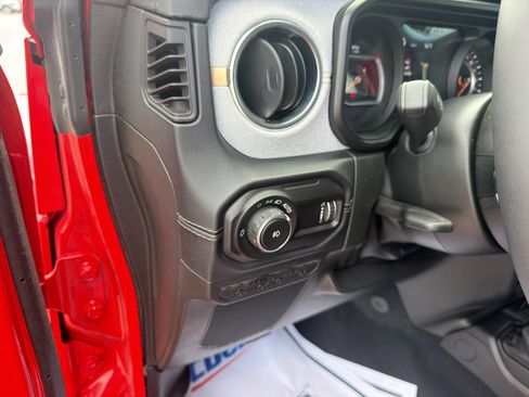 Used 2026 Jeep Wrangler Unlimited Sahara AWD/4WD image 17