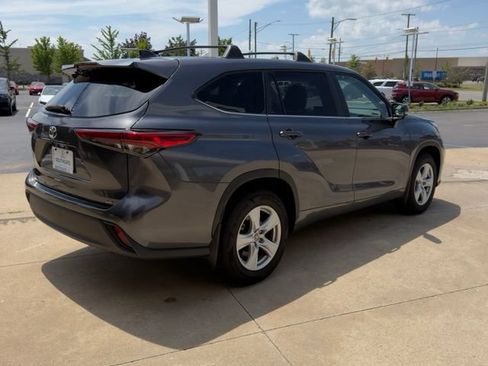 Used 2023 Toyota Highlander LE FWD image 5