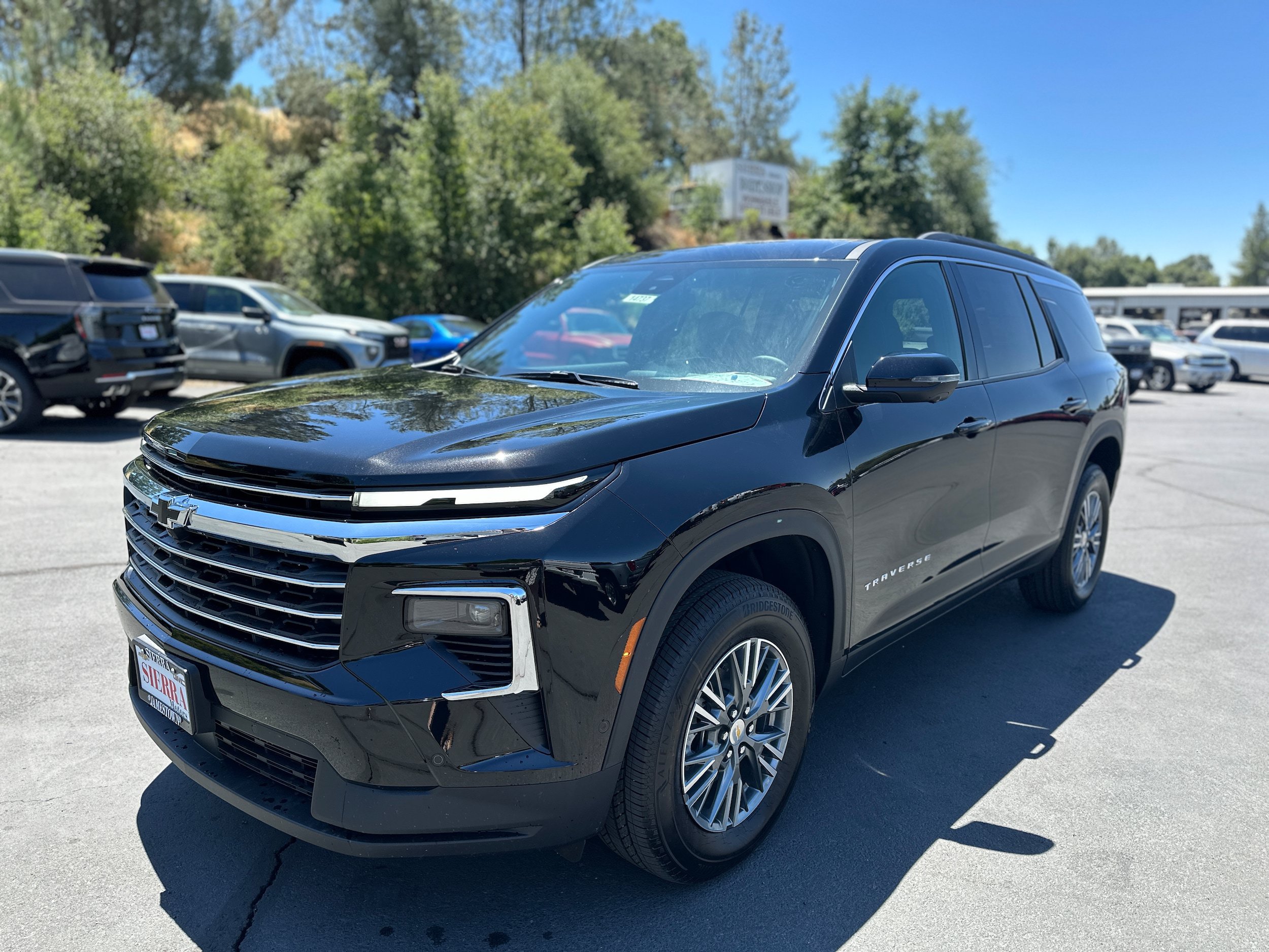 Used 2025 Chevrolet Traverse LT w/ Enhanced Driving Package AWD/4WD image 1