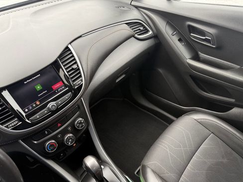 Used 2021 Chevrolet Trax LT w/ LT Convenience Package image 21