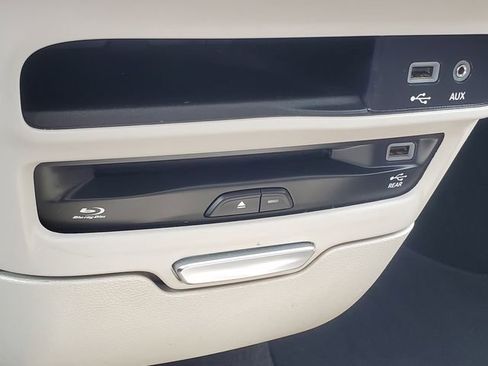 Used 2019 Chrysler Pacifica Limited w/ Tire & Wheel Group FWD image 26