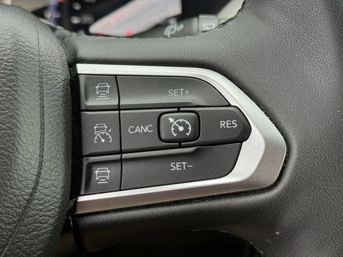 Used 2025 Jeep Compass Limited AWD/4WD image 17