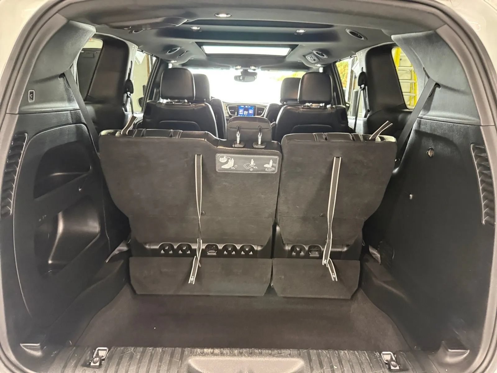 Used 2018 Chrysler Pacifica Touring-L Plus w/ Advanced Safetytec Group FWD image 17