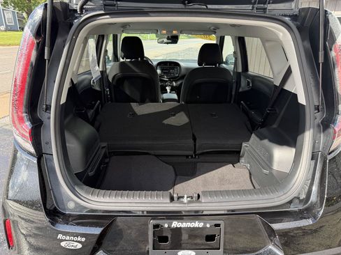 Used 2025 Kia Soul LX w/ LX Technology Package FWD image 20