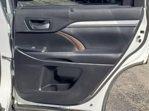 Used 2019 Toyota Highlander AWD V6 image 15