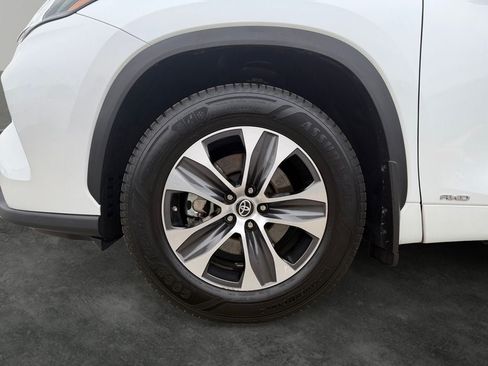 Used 2023 Toyota Highlander XLE AWD/4WD image 4
