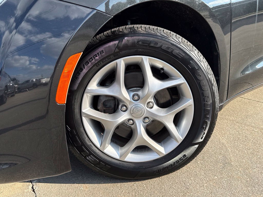 Used 2018 Chrysler Pacifica Touring Plus w/ Tire & Wheel Group FWD image 48