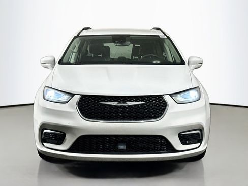 Used 2022 Chrysler Pacifica Touring-L FWD image 2