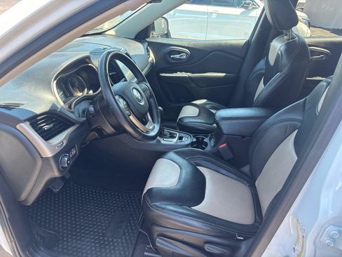 Used 2017 Jeep Cherokee Latitude w/ Cold Weather Group AWD/4WD image 10