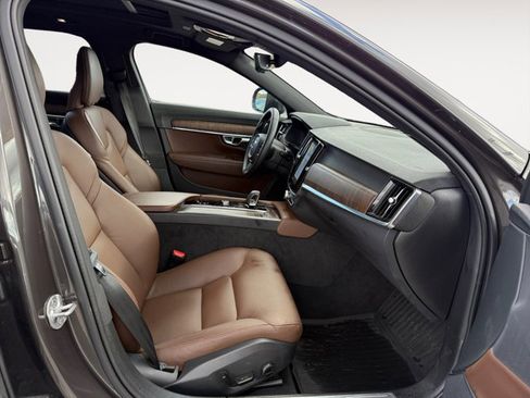 Used 2024 Volvo V90 B6 Cross Country Plus w/ Protection Package Premier image 17