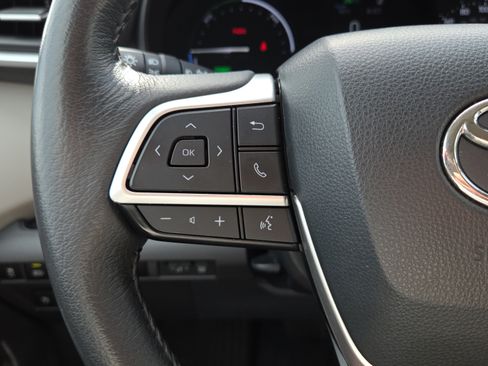Certified 2024 Toyota Sienna XLE FWD image 30