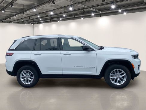 Used 2023 Jeep Grand Cherokee Laredo AWD/4WD image 8