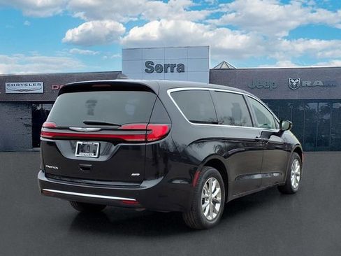 Used 2023 Chrysler Pacifica Touring-L image 6