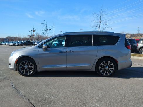 Used 2017 Chrysler Pacifica Limited w/ UConnect Theater Package image 3