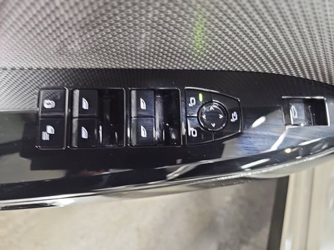 Certified 2025 BMW 750e xDrive image 30