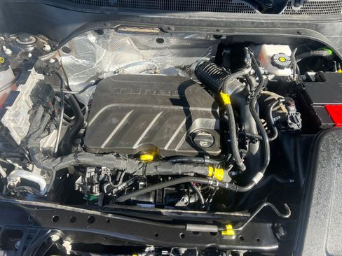 Used 2025 Chevrolet Trax LT FWD image 32