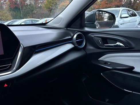 Used 2025 Chevrolet Trax LT image 33