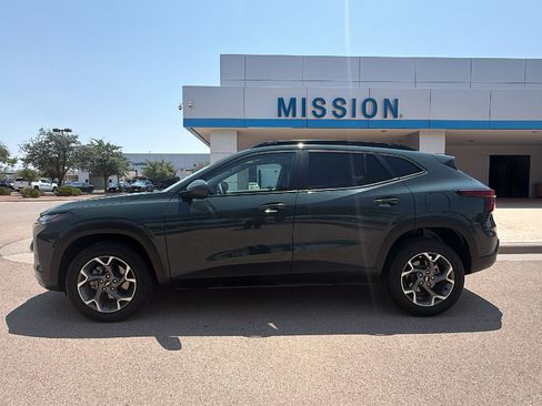 Used 2025 Chevrolet Trax LT FWD image 4