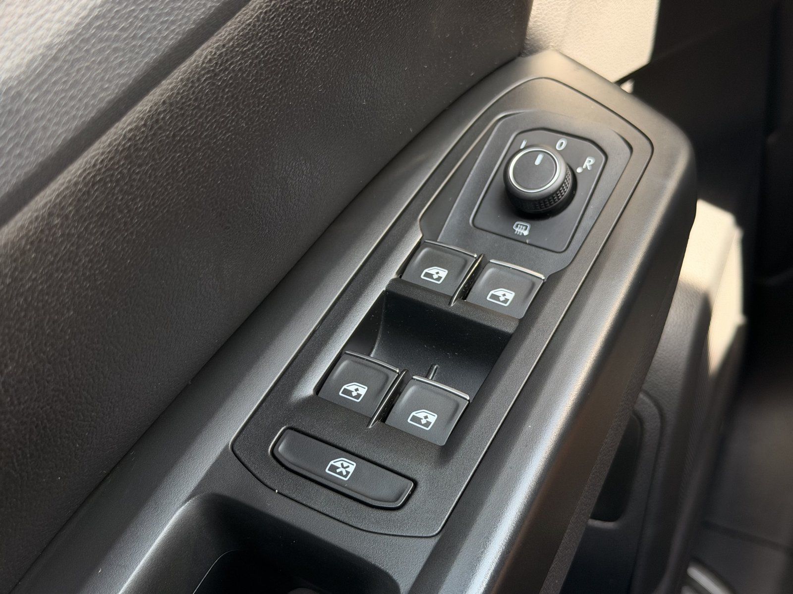 Used 2018 Volkswagen Atlas SEL FWD image 17