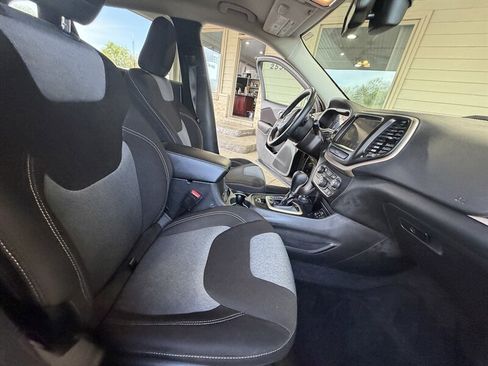 Used 2014 Jeep Cherokee Latitude w/ Comfort/Convenience Group AWD/4WD image 16