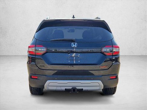 Used 2025 Honda Pilot TrailSport image 8