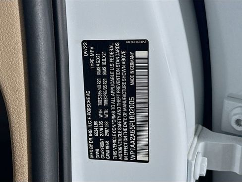 Certified 2023 Porsche Macan AWD/4WD image 36