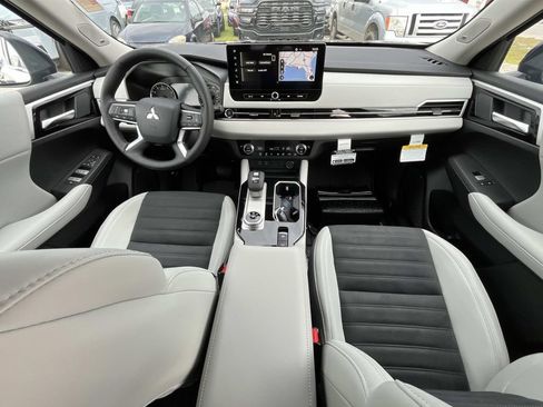 New 2026 Mitsubishi Outlander SE image 18