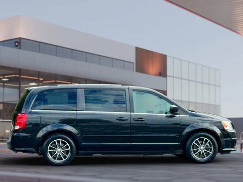 Used 2017 Dodge Grand Caravan SXT image 11