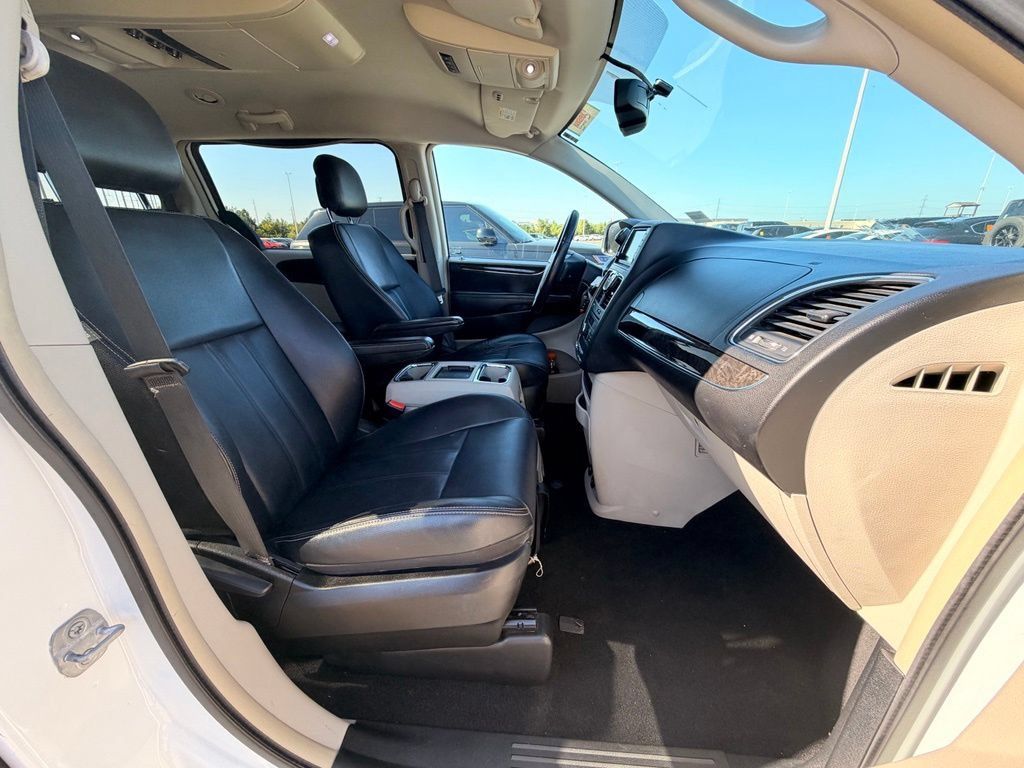 Used 2014 Chrysler Town & Country Touring FWD image 13