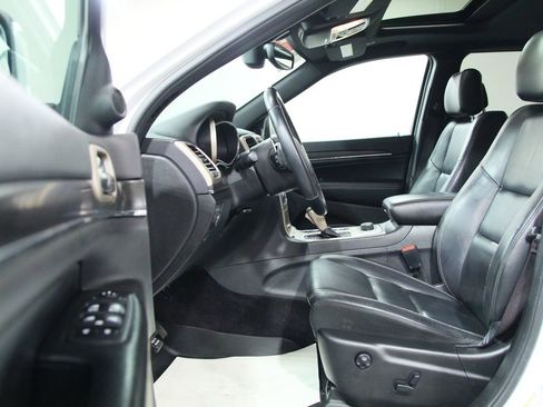 Used 2017 Jeep Grand Cherokee Limited AWD/4WD image 4