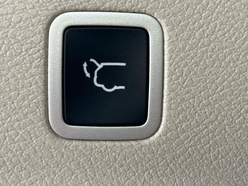Used 2022 Chrysler Pacifica Touring-L FWD image 38