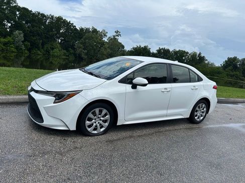 Used 2020 Toyota Corolla LE FWD image 2