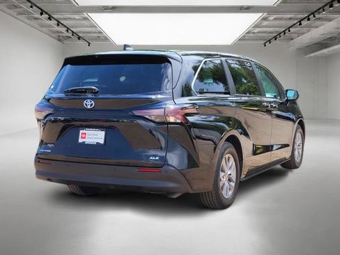 Used 2025 Toyota Sienna XLE AWD/4WD image 6