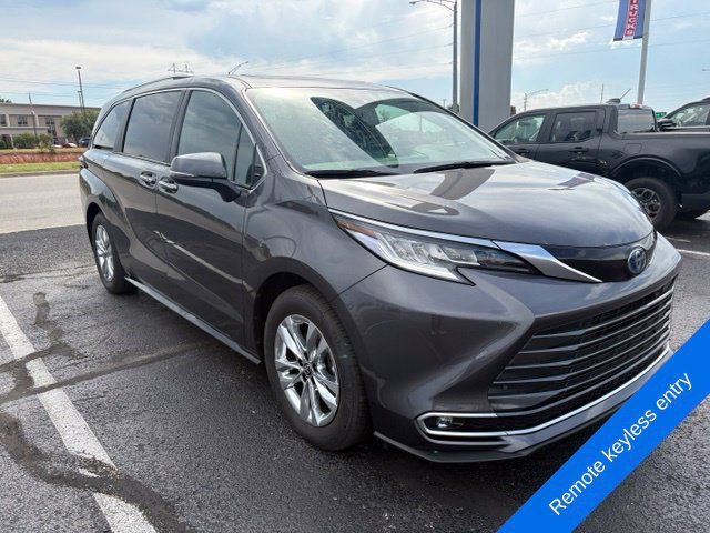 Used 2025 Toyota Sienna Limited AWD/4WD image 8