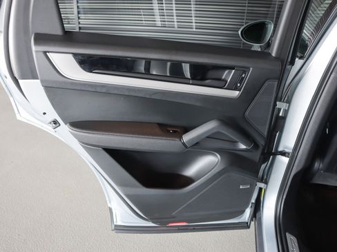 Certified 2024 Porsche Cayenne AWD/4WD image 22