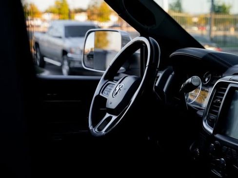 Used 2018 RAM 3500 Laramie Longhorn image 35